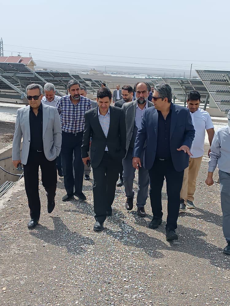 بازدید مدیرعامل هلدینگ پویا انرژی از پروژه های سمنان | اتصال نیروگاه خورشیدی سمنان به شبکه تا تیرماه